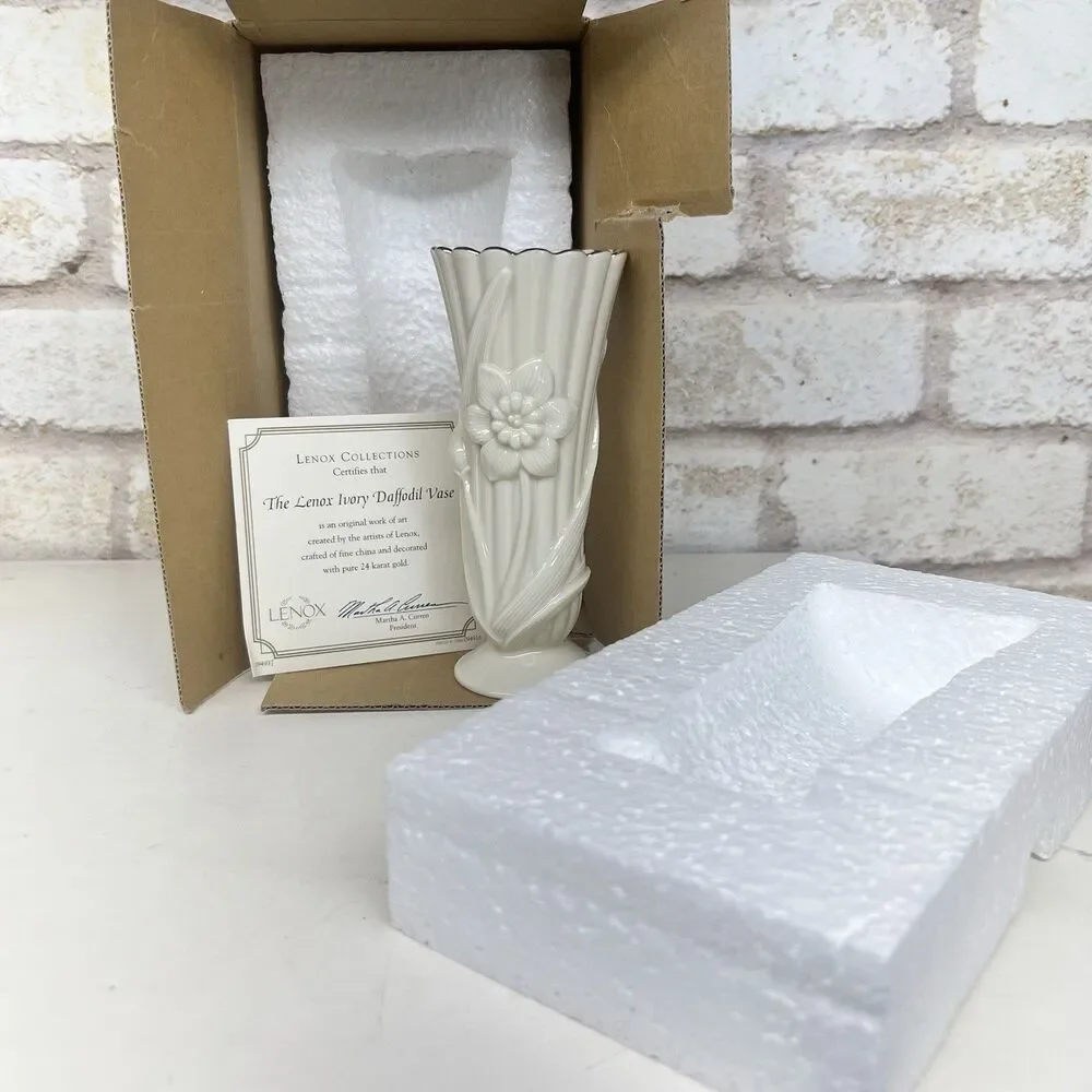 NEW in Box ~LENOX~ Embossed Daffodil Porcelain Vase~Ivory 24K Gold Trim ~VTG COA